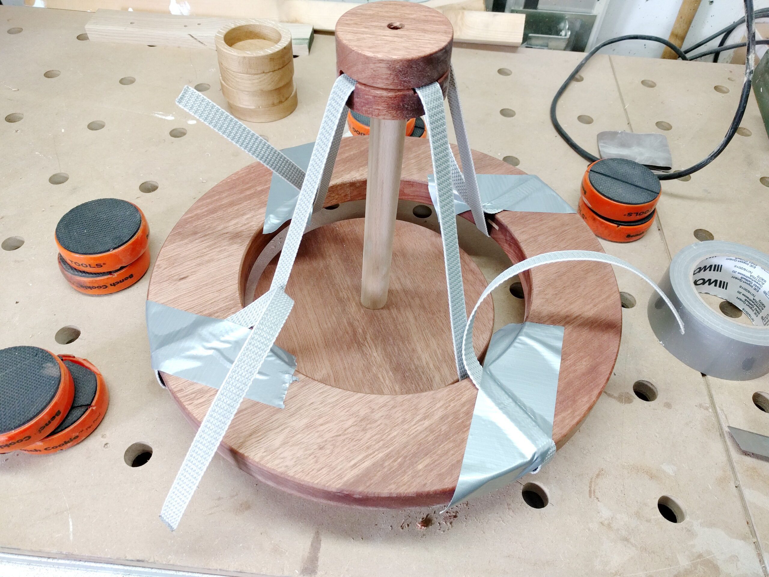 Bänder anpassen Adventskranz bauen