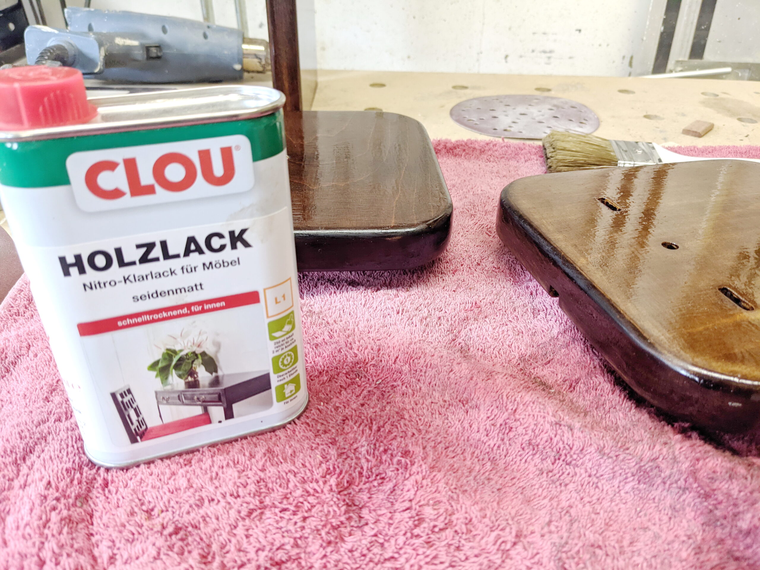 Clou-Holzlack Tischlampe mit Ahornständer