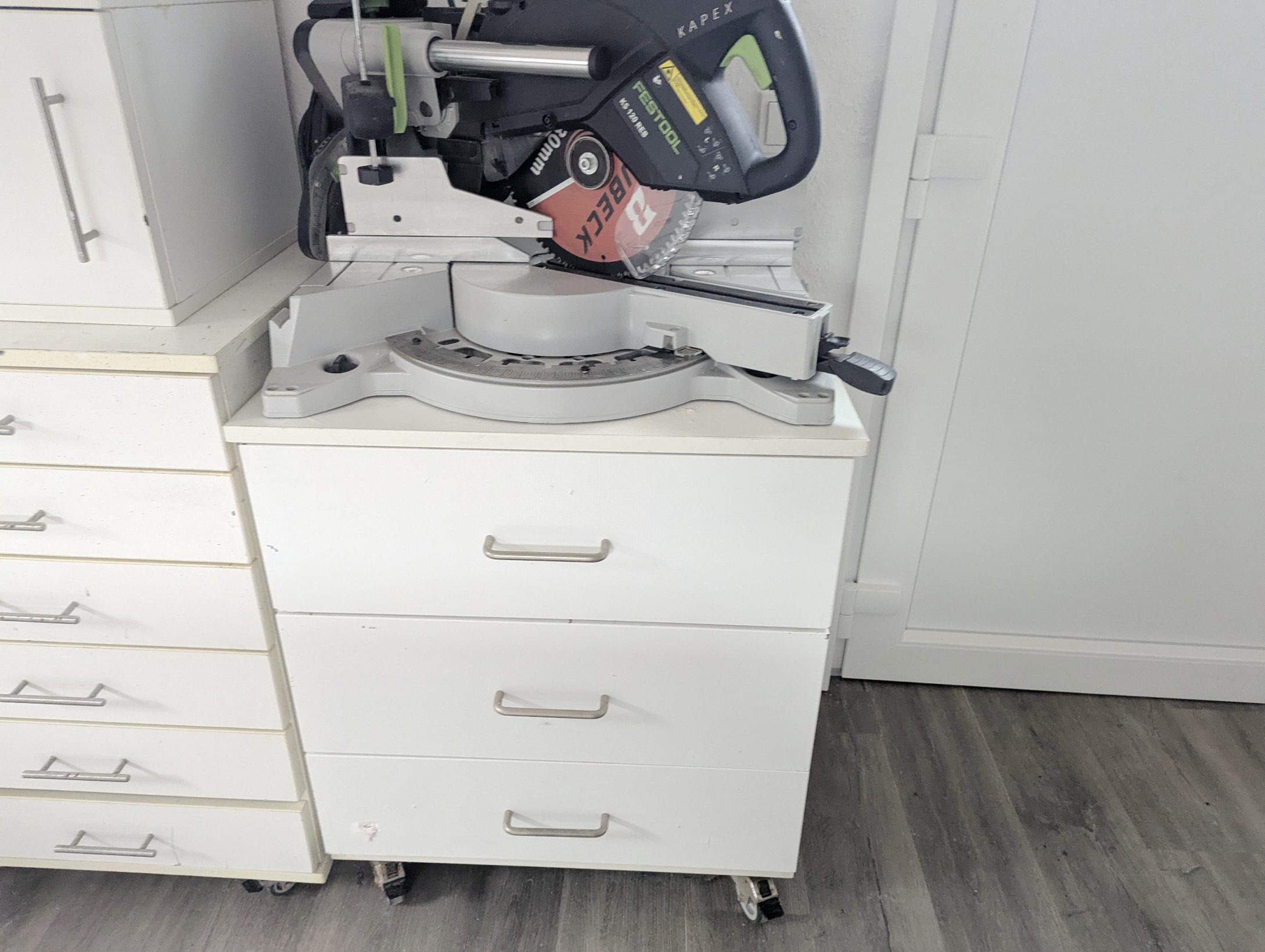 Trespa-Dachbereich Werkstattmöbel