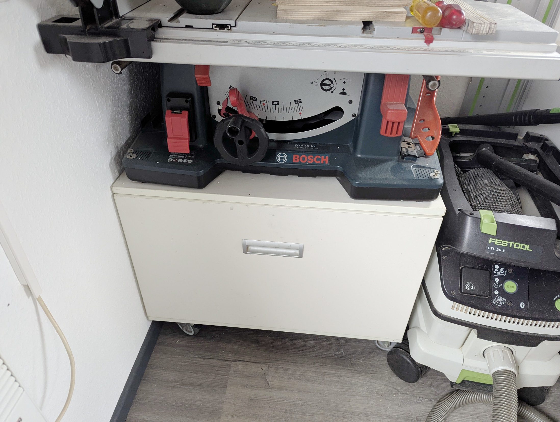 Trespa-Dachbereich Werkstattmöbel