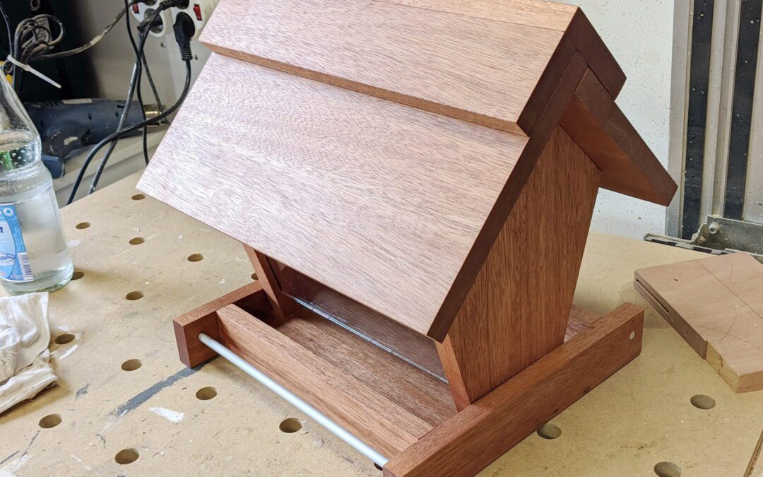 Vogelfutterhaus mit Speicher