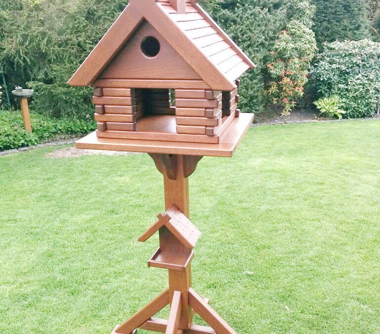 Vogelvilla komplett aus Meranti