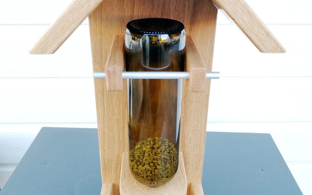 Vogelfutterhaus mit Flasche
