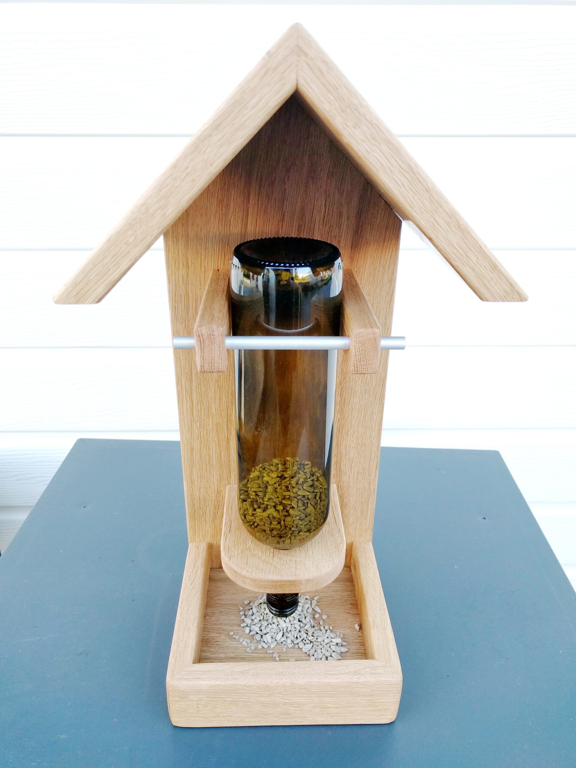 Vogelfutterhaus mit Flasche
