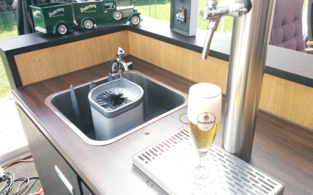 Gartenbar selbst bauen – mit integrierter Bierzapfanlage