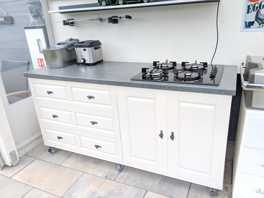 Ordnung am Grill: BBQ-Schrank einfach selbst gebaut