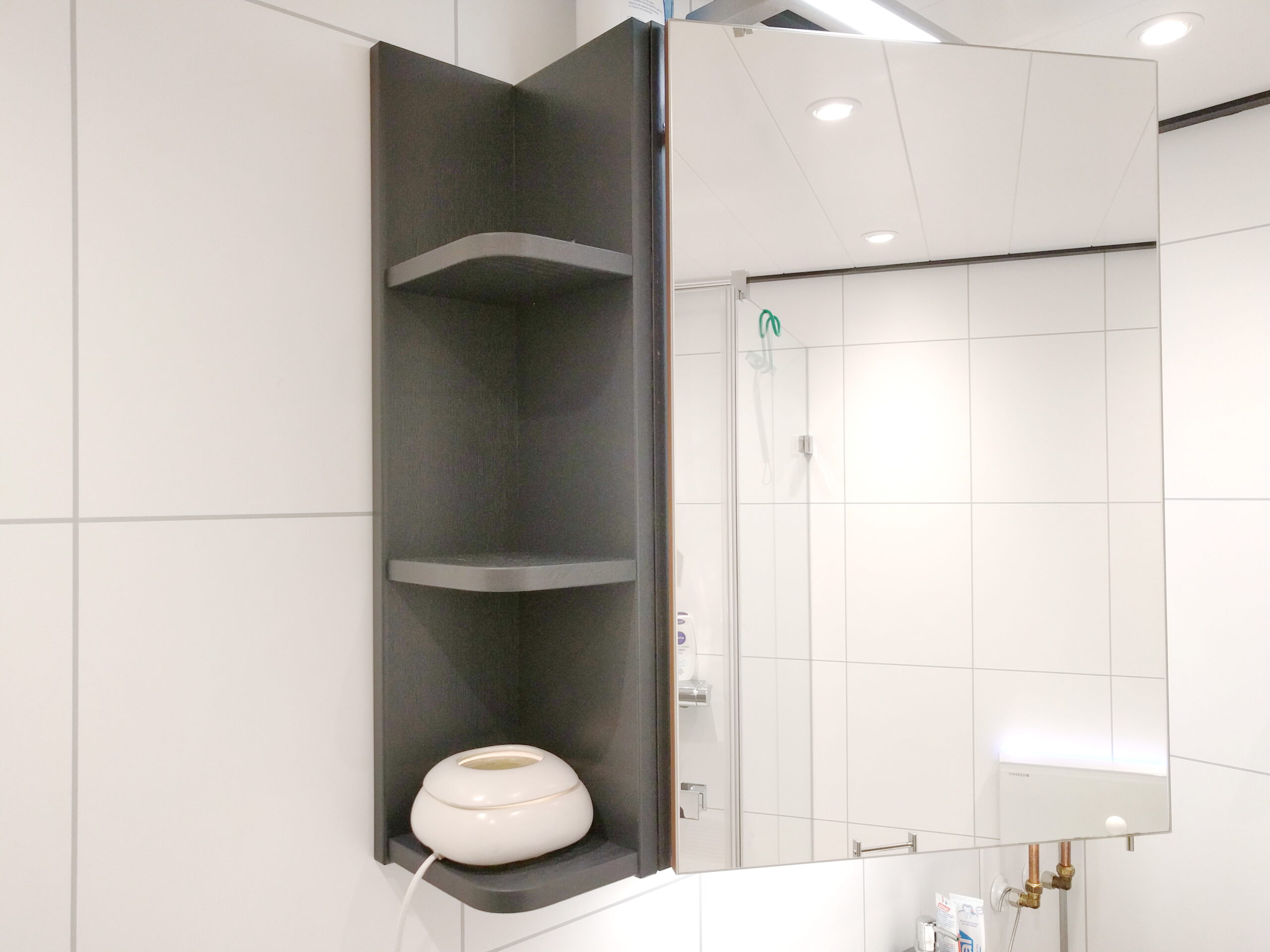 Seitenregale Spiegelschrank