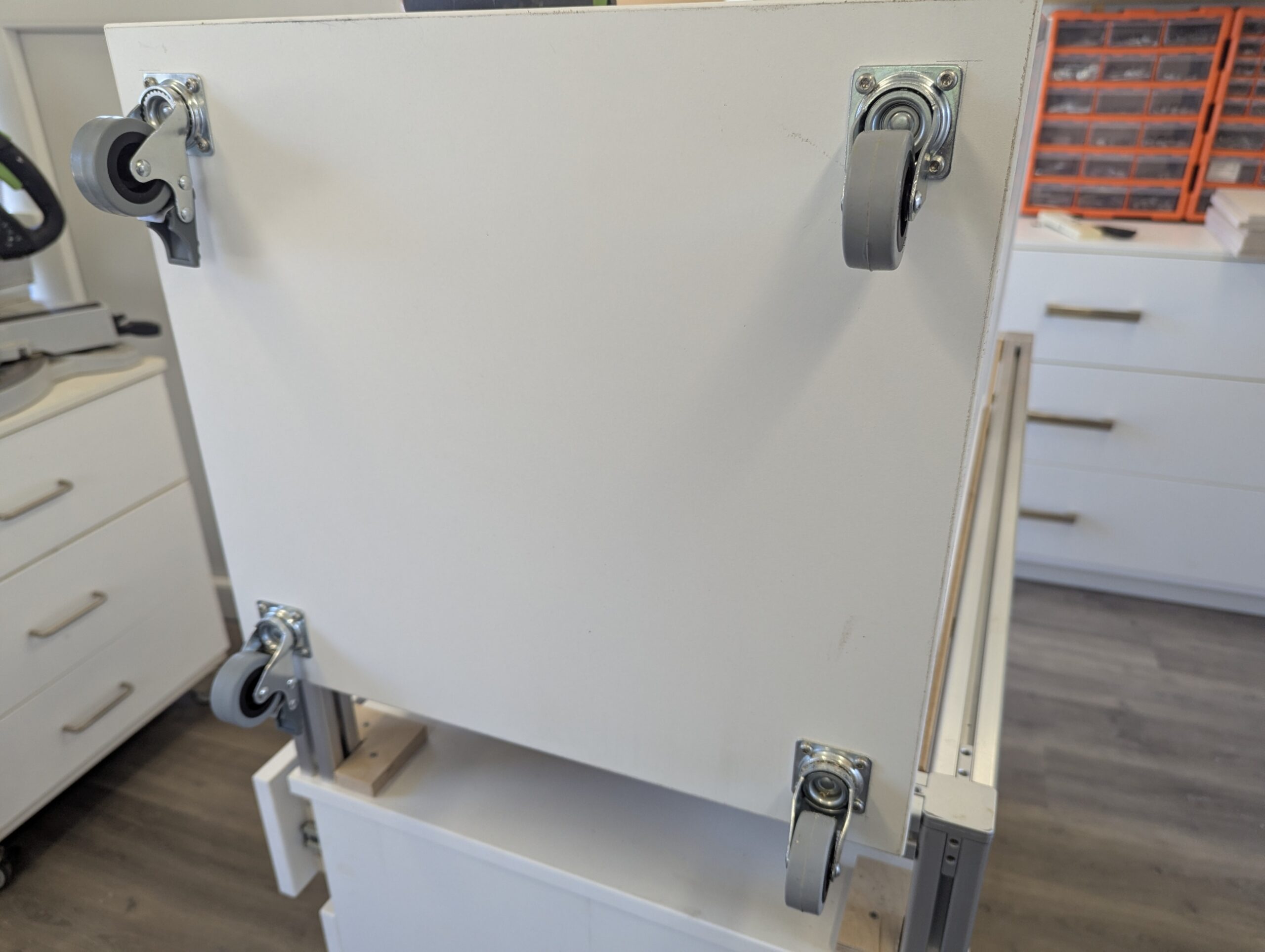 Rollen montiert Schrank WG250