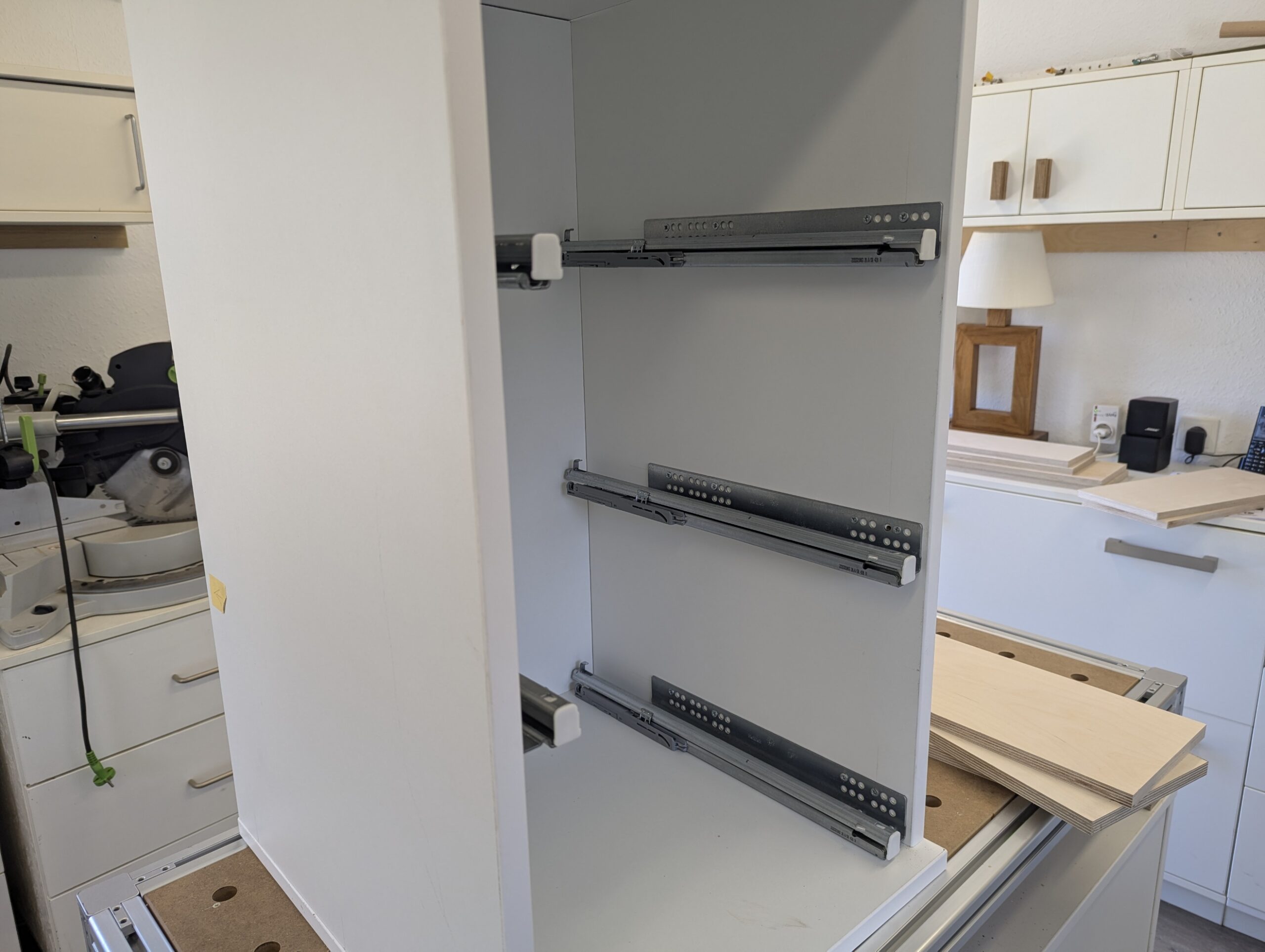 montierte Auszüge Schrank WG250